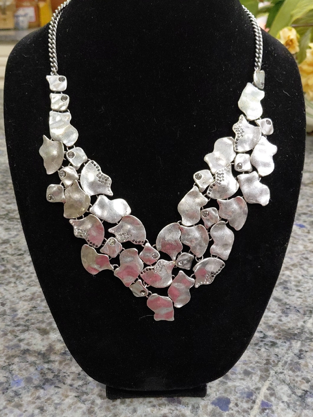 "Jessica Simpson"NWOT, 21in long, Silver-Tone Sculpted  Bib Necklace New Condit.
